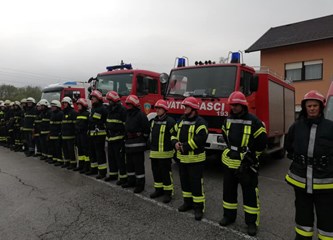 Jaskanski vatrogasci u PŠ Repišće, žičarom izbavili šestero djece