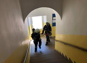 Evakuacija, spašavanje preko zračnog jastuka i gašenje požara u PŠ Cvetković