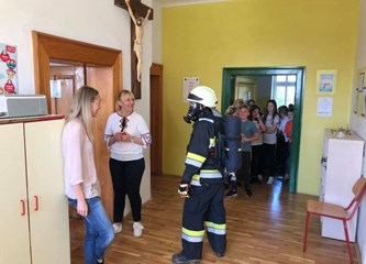 Evakuacija, spašavanje preko zračnog jastuka i gašenje požara u PŠ Cvetković