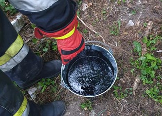 Vatrogasna intervencija radi izlijevanja 20-ak litara ulja iz traktora u potok