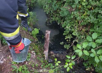Vatrogasna intervencija radi izlijevanja 20-ak litara ulja iz traktora u potok