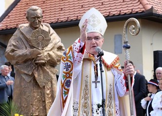 FOTO: U Pribiću otkriven 2,2 metra visok spomenik kardinala Franje Kuharića