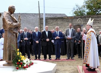 FOTO: U Pribiću otkriven 2,2 metra visok spomenik kardinala Franje Kuharića