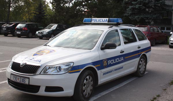 policija auto.jpg