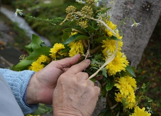 Svetojanski običaji: Izradile cvjetne vijence na starinski način