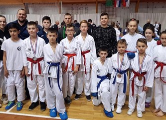 16 medalja Jaskanskim karatistima