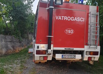 Vatrogasna intervencija radi izlijevanja 20-ak litara ulja iz traktora u potok