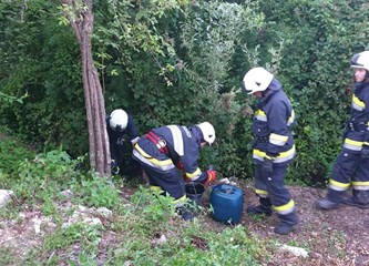 Vatrogasna intervencija radi izlijevanja 20-ak litara ulja iz traktora u potok
