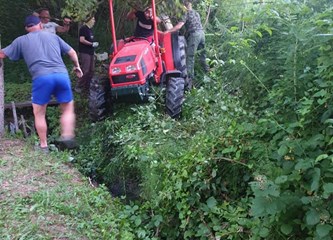 Vatrogasna intervencija radi izlijevanja 20-ak litara ulja iz traktora u potok