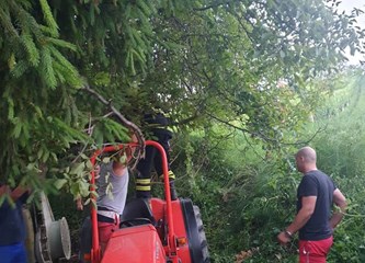 Vatrogasna intervencija radi izlijevanja 20-ak litara ulja iz traktora u potok