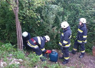 Vatrogasna intervencija radi izlijevanja 20-ak litara ulja iz traktora u potok