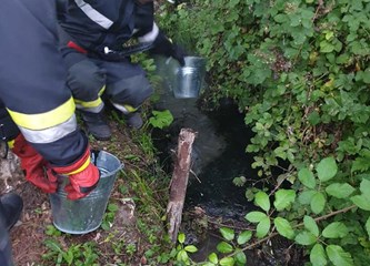 Vatrogasna intervencija radi izlijevanja 20-ak litara ulja iz traktora u potok