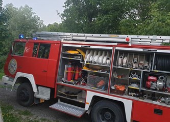 Vatrogasna intervencija radi izlijevanja 20-ak litara ulja iz traktora u potok