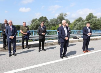 U spomen na poginule branitelje županije na mostu u Pokupskom položeni vijenci