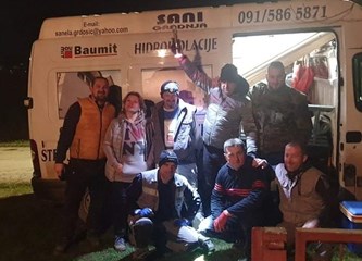 FOTO: Brojni naši sugrađani pomažu na stradalim područjima: Heroina Sanela popravlja krovove!