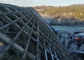 FOTO: Brojni naši sugrađani pomažu na stradalim područjima: Heroina Sanela popravlja krovove!