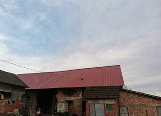 FOTO: Brojni naši sugrađani pomažu na stradalim područjima: Heroina Sanela popravlja krovove!