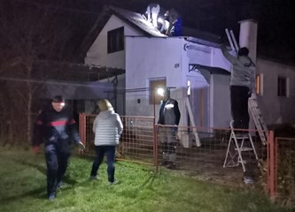 FOTO: Brojni naši sugrađani pomažu na stradalim područjima: Heroina Sanela popravlja krovove!