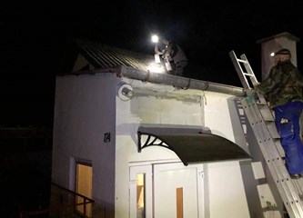 FOTO: Brojni naši sugrađani pomažu na stradalim područjima: Heroina Sanela popravlja krovove!