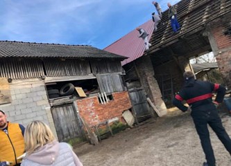 FOTO: Brojni naši sugrađani pomažu na stradalim područjima: Heroina Sanela popravlja krovove!