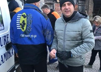 FOTO: Brojni naši sugrađani pomažu na stradalim područjima: Heroina Sanela popravlja krovove!