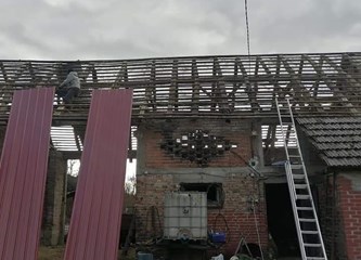 FOTO: Brojni naši sugrađani pomažu na stradalim područjima: Heroina Sanela popravlja krovove!