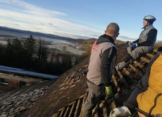 FOTO: Brojni naši sugrađani pomažu na stradalim područjima: Heroina Sanela popravlja krovove!