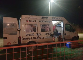 FOTO: Brojni naši sugrađani pomažu na stradalim područjima: Heroina Sanela popravlja krovove!