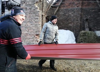 FOTO: Brojni naši sugrađani pomažu na stradalim područjima: Heroina Sanela popravlja krovove!