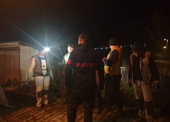 FOTO: Brojni naši sugrađani pomažu na stradalim područjima: Heroina Sanela popravlja krovove!