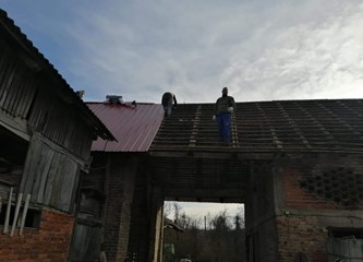 FOTO: Brojni naši sugrađani pomažu na stradalim područjima: Heroina Sanela popravlja krovove!