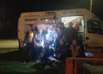 FOTO: Brojni naši sugrađani pomažu na stradalim područjima: Heroina Sanela popravlja krovove!