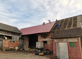 FOTO: Brojni naši sugrađani pomažu na stradalim područjima: Heroina Sanela popravlja krovove!