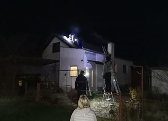 FOTO: Brojni naši sugrađani pomažu na stradalim područjima: Heroina Sanela popravlja krovove!