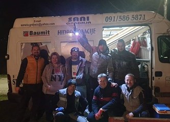 FOTO: Brojni naši sugrađani pomažu na stradalim područjima: Heroina Sanela popravlja krovove!