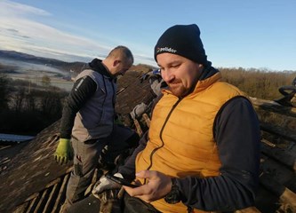 FOTO: Brojni naši sugrađani pomažu na stradalim područjima: Heroina Sanela popravlja krovove!