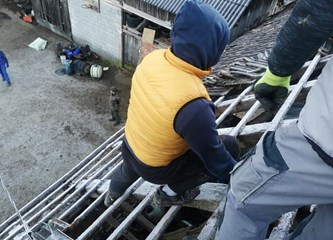 FOTO: Brojni naši sugrađani pomažu na stradalim područjima: Heroina Sanela popravlja krovove!