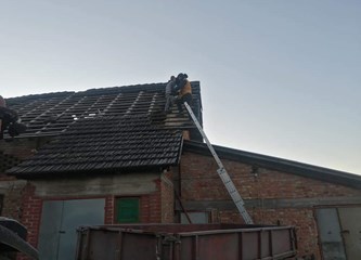 FOTO: Brojni naši sugrađani pomažu na stradalim područjima: Heroina Sanela popravlja krovove!