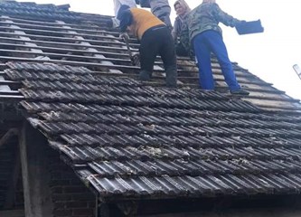 FOTO: Brojni naši sugrađani pomažu na stradalim područjima: Heroina Sanela popravlja krovove!