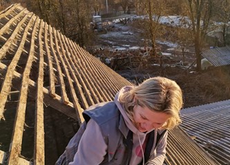 FOTO: Brojni naši sugrađani pomažu na stradalim područjima: Heroina Sanela popravlja krovove!