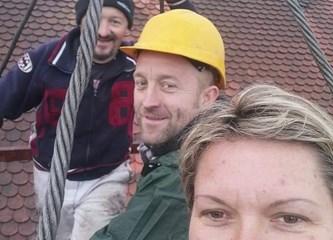 FOTO: Brojni naši sugrađani pomažu na stradalim područjima: Heroina Sanela popravlja krovove!