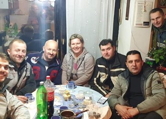 FOTO: Brojni naši sugrađani pomažu na stradalim područjima: Heroina Sanela popravlja krovove!