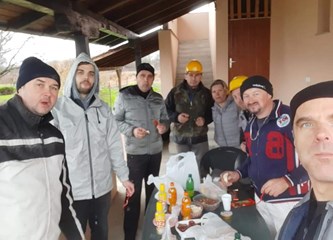 FOTO: Brojni naši sugrađani pomažu na stradalim područjima: Heroina Sanela popravlja krovove!