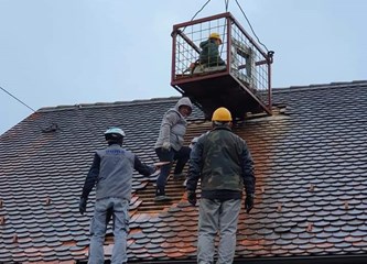 FOTO: Brojni naši sugrađani pomažu na stradalim područjima: Heroina Sanela popravlja krovove!