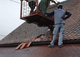 FOTO: Brojni naši sugrađani pomažu na stradalim područjima: Heroina Sanela popravlja krovove!