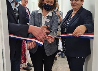 Ministrica Obuljen Koržinek otvorila prvu knjižnicu u Klinča Selima