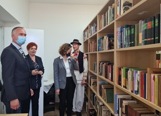 Ministrica Obuljen Koržinek otvorila prvu knjižnicu u Klinča Selima