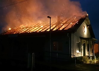 FOTO U Donjem Desincu vatra progutala napuštenu zgradu u blizini željezničkog stajališta