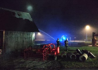 FOTO: Gorio sjenik u Donjoj Zdenčini, požar gasilo 11 vatrogasaca, u pomoć stigli i vatrogasci iz Klinče