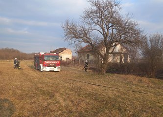 FOTO: Gorjelo nisko raslinje uz prugu u Desincu, vatrogasci apeliraju: 'Ako spaljujete korov obavijestite nas!'
